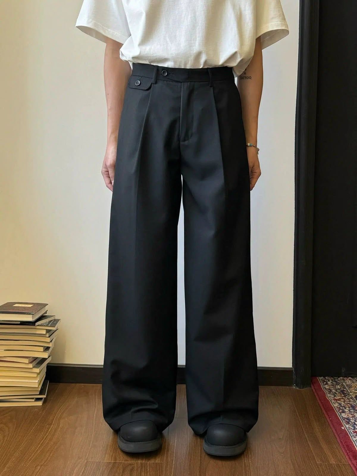 Pleated straight pants
